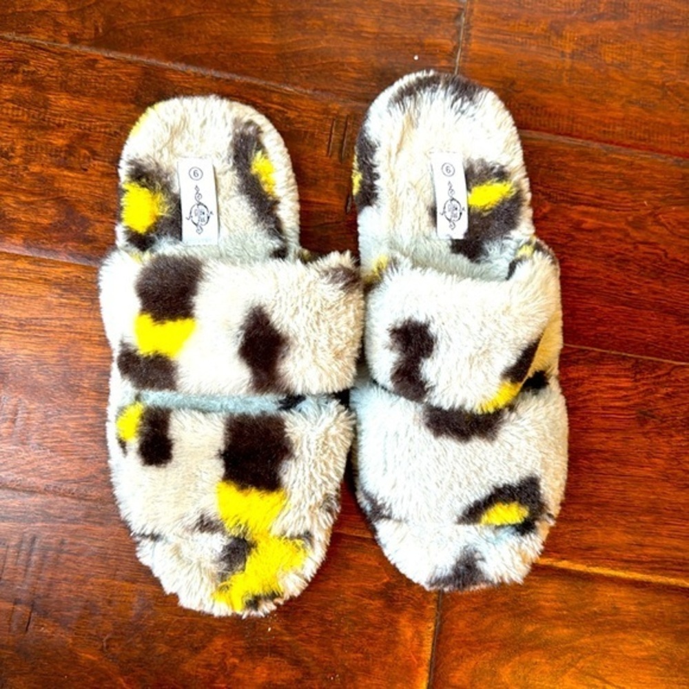Sole Mates cheetah slippers grey black and yellow size 9 two straps open concept